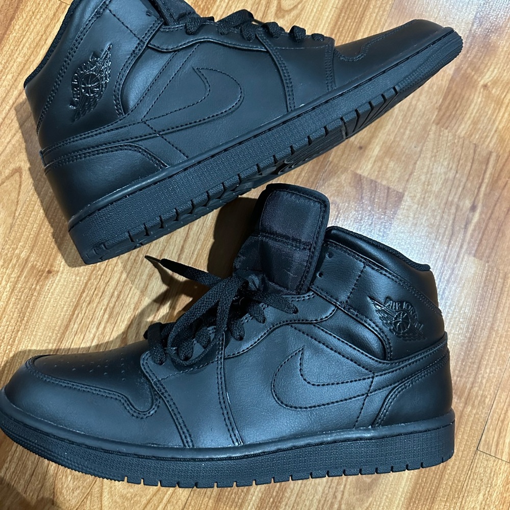 Jordan 1 Mid Triple Black 2022 Sneakers Design
